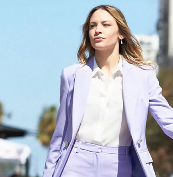 Kemeja kerja dengan warna pastel yang lembut dan feminin